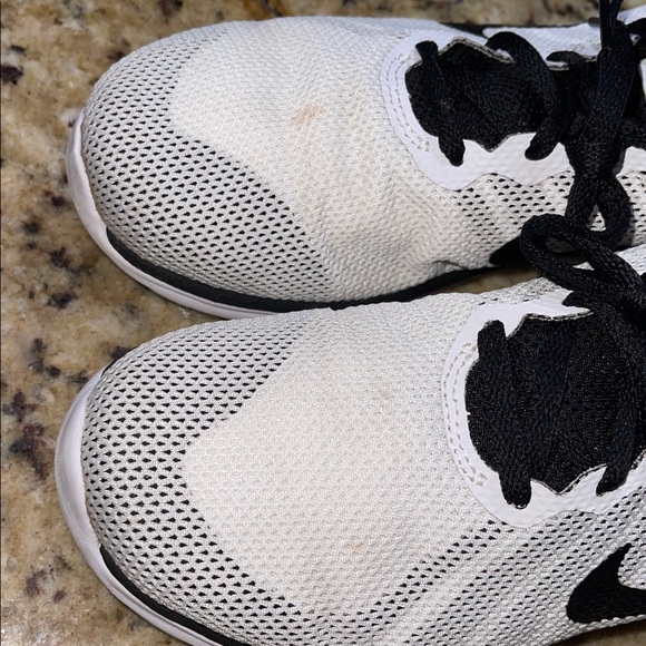 Nike Training Lightweight Mesh Sneakers in White and Black - Picture 7 of 12